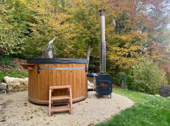 Bain nordique rond avec bois massif cerclé et poêle à bois de 45KW