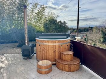 Bain nordique rond avec bois massif cerclé et poêle à bois de 45KW - couleur de coque blanc crème