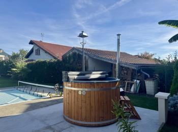 Bain nordique rond avec bois massif cerclé et poêle à bois de 35KW