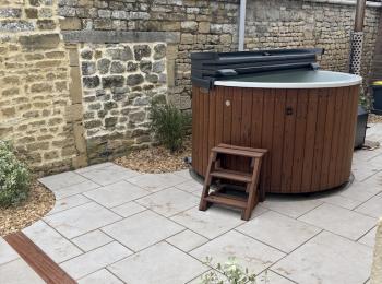 Bain nordique rond avec bois thermo-traité et poêle à bois de 35KW - couleur de coque blanc crème